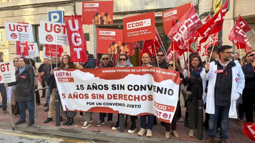 Los trabajadores de la sanidad privada protestan ante CROEM por un convenio bloqueado desde hace 15 años