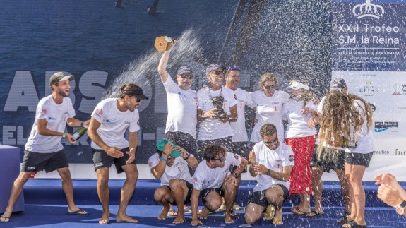 La tripulación del Carmen-Elite celebra su triunfo en la Copa de la Reina. Foto: Nico Martínez/RCNV