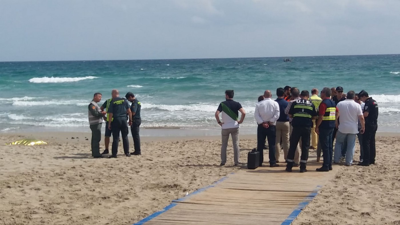 Cuatro playas seguirán cerradas hasta terminar la extracción de los restos del avión siniestrado