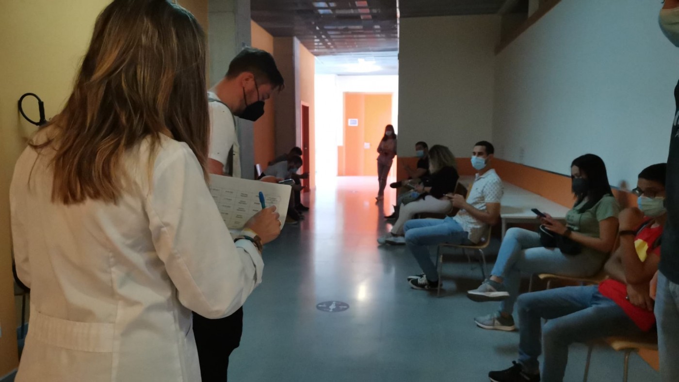 Estudiantes de la UPCT esperando para recibir la vacuna contra la Covid. ORM
