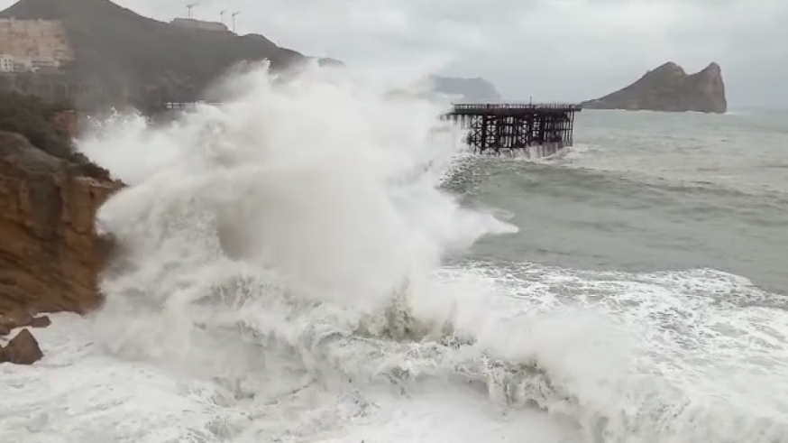 El temporal deja olas de más de 5 metros de altura en el litoral de Águilas