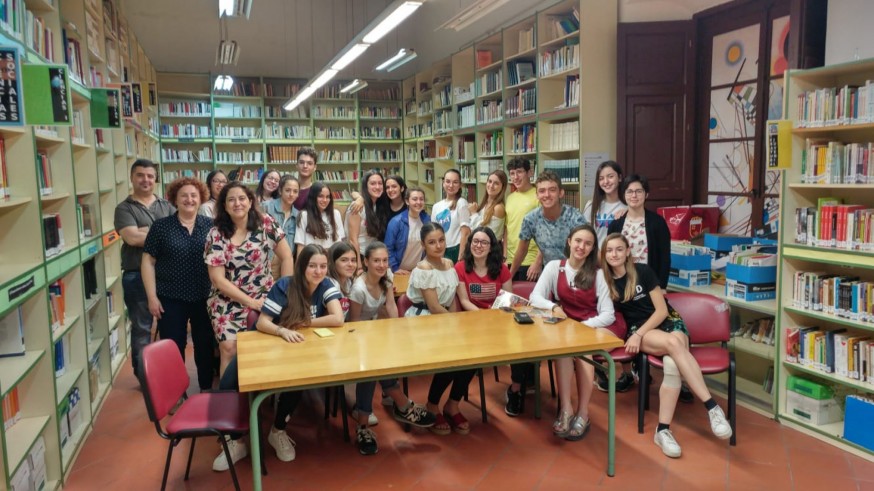 Marta Ferrero junto a los alumnos del IES Francisco Cascales de Murcia