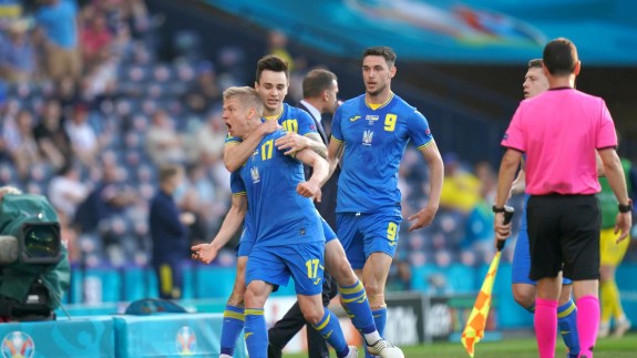 Zinchenko celebra el primer tanto de los ucranianos ante Suecia
