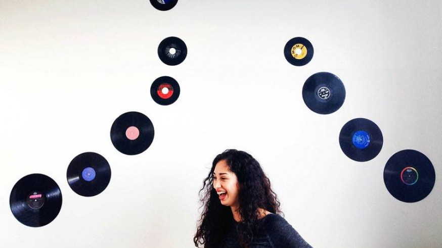 Chica con discos de vinilo