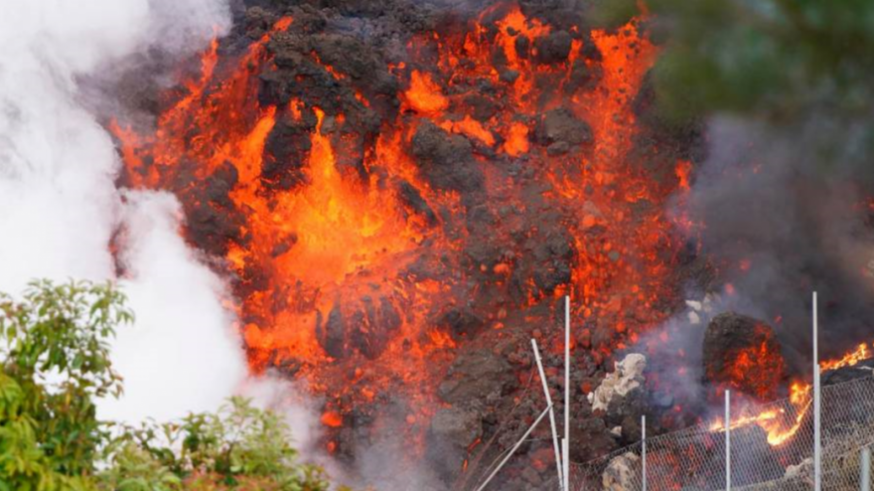 La lava avanza en La Palma tras la erupción del volcán de Cumbre Vieja