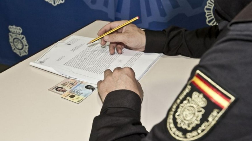 Colas para denunciar en comisaría de Policía Nacional y cuatro coches para patrullar el Día del Bando
