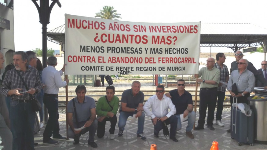 Protesta en la estación del Carmen de Murcia esta mañana