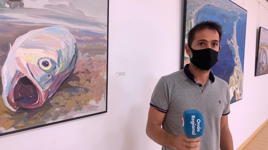 José Víctor Villalba junto a una de sus obras