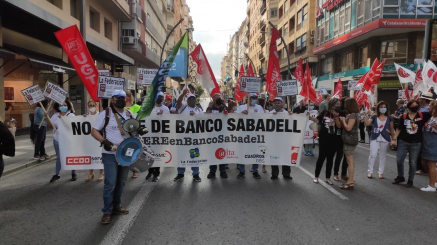 Protesta de los trabajadores del Sabadell, este viernes, en Murcia. ORM