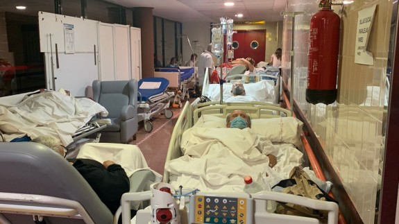 Pacientes en los pasillos del hospital
