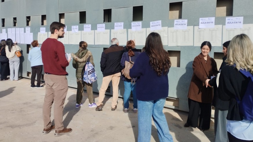 Opositores consultan las listas para el examen MIR celebrado este sábado en Murcia