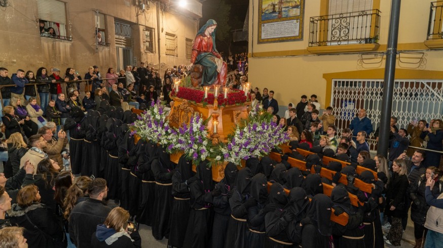 Miles de personas acompañan al Cristo del Socorro en Cartagena, la primera procesión del país