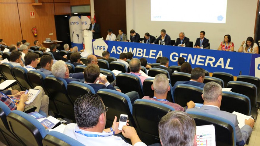 Fran Serrejón en la mesa de la Asamblea de la Liga (foto: LNFS)