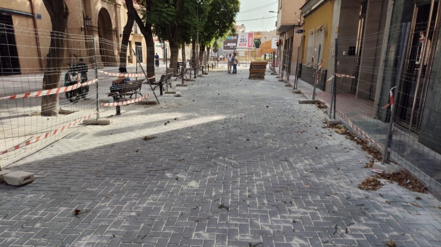 La céntrica calle de la Iglesia de Patiño estrena más de 330 m² de adoquín antideslizante