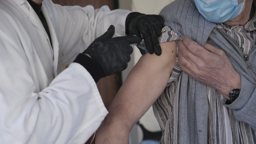 Un sanitario pone la vacuna contra el Covid-19 a una persona mayor (archivo). EUROPA PRESS