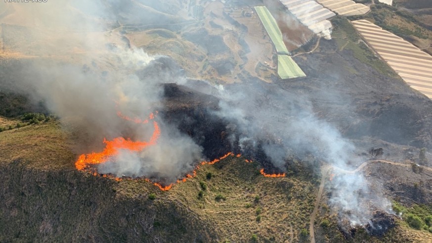 Los bomberos trabajan en la extinción de un incendio forestal en Mazarrón