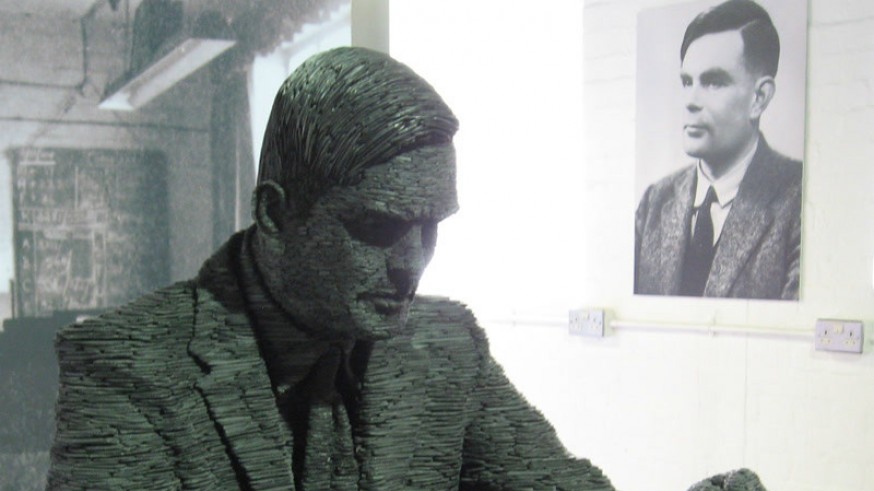 Estatua y retrato de Alan Turing