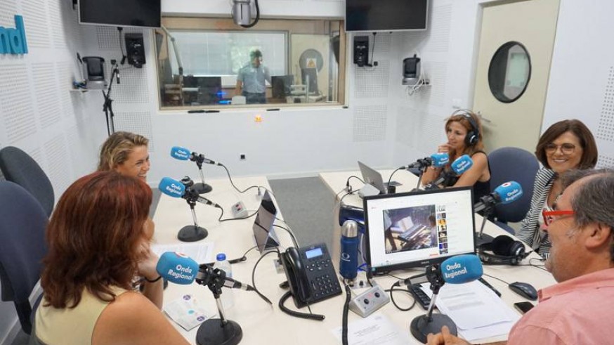 VIVA LA RADIO. Mujer tenías que ser. Rosa Peñalver. Tertulia bajo la 'perspectiva de género'