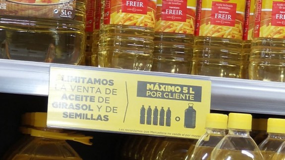 Algunos supermercados comienzan a limitar la compra de aceite de girasol y semillas 