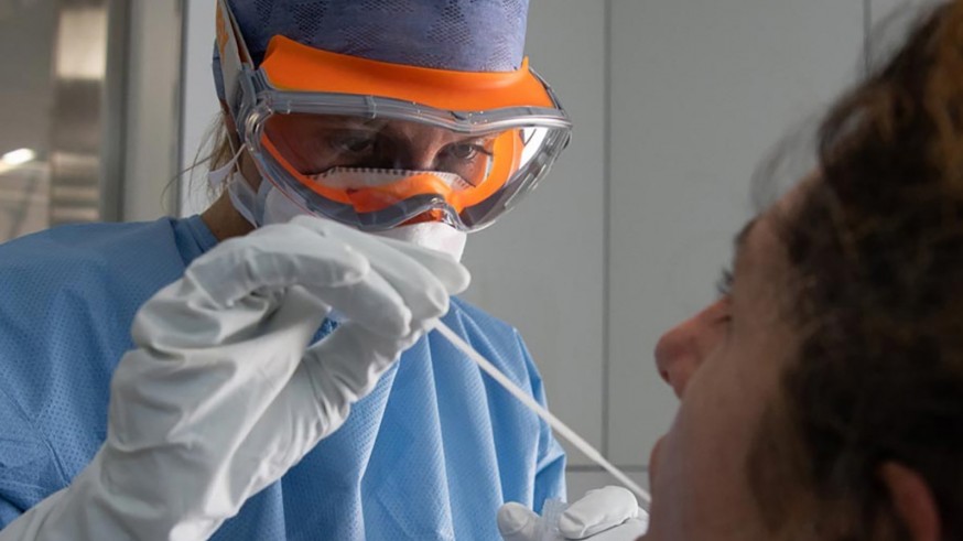 Un enfermero practicando una prueba del coronavirus