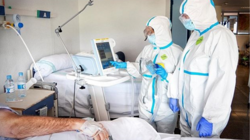 Médicos atienden a un paciente de covid