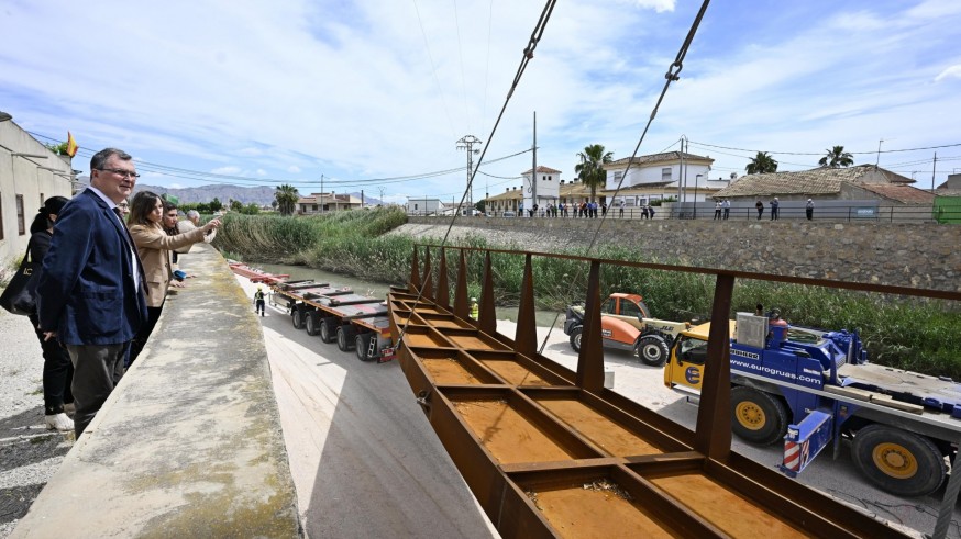 El puente de El Raal avanza con el izado de su estructura metálica