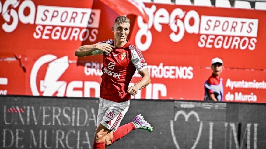 Alberto González renueva con el Real Murcia y cumplirá su sexta temporada en el club 