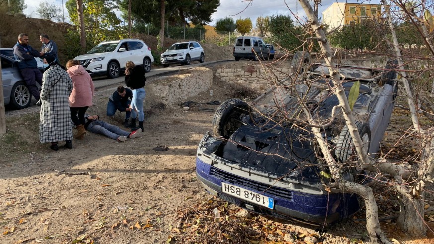 Un hombre herido al volcar un vehículo en Cieza 