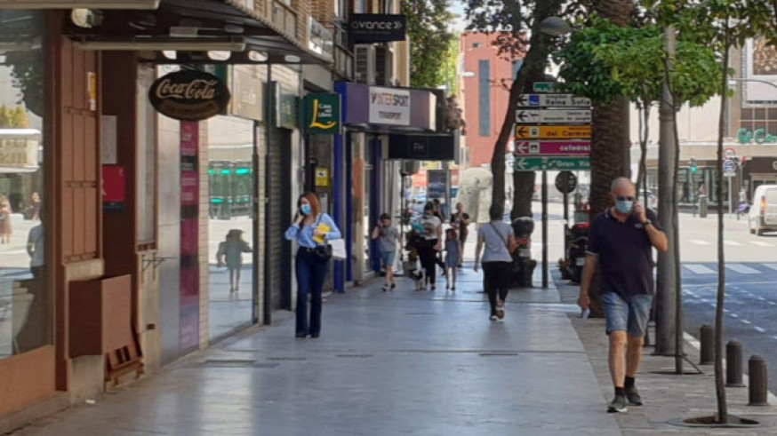 Varias personas pasean por el centro de Murcia