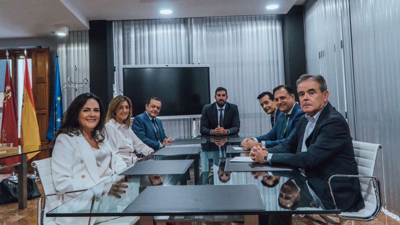 Vox se reúne con los máximos responsables de la patronal CROEM