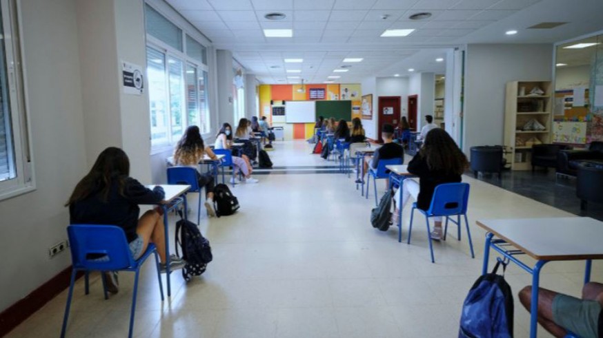 Alumnos manteniendo distancia en el aula. EUROPA PRESS