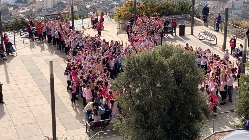 Las participantes en la marcha en un 'lazo humano' contra el cáncer de mama