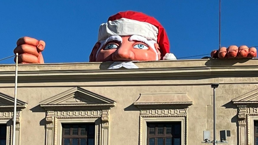 Un Papa Noel gigante sobre el Palacio Almudí y un pueblo de dulces navideños en la Glorieta