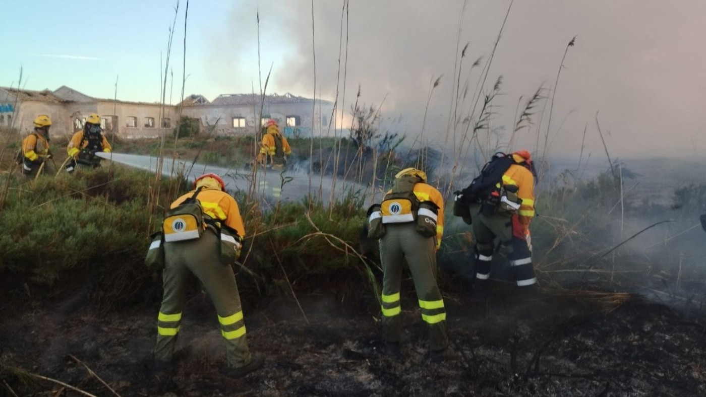Extinguido el incendio que ha quemado 7 hectáreas en la marina del Carmolí