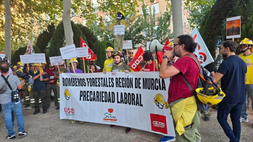 Los bomberos forestales reivindican un servicio 100% público