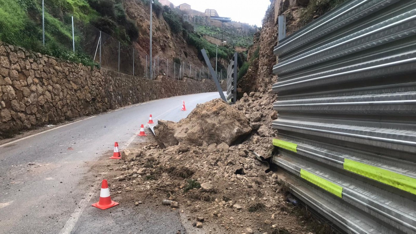 Cortada la carretera que une Lorca con La Parroquía por el desprendimiento de un muro