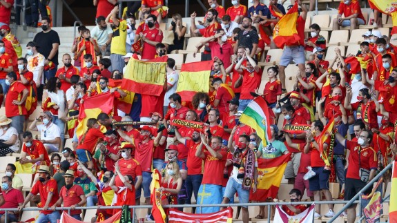 Público en el estadio de La Cartuja de Sevilla durante un partido de España.