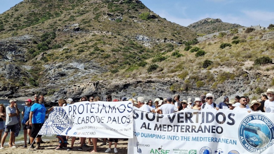Vecinos y ecologistas protestan en Cala Reona contra los vertidos de la depuradora Mar Menor Sur