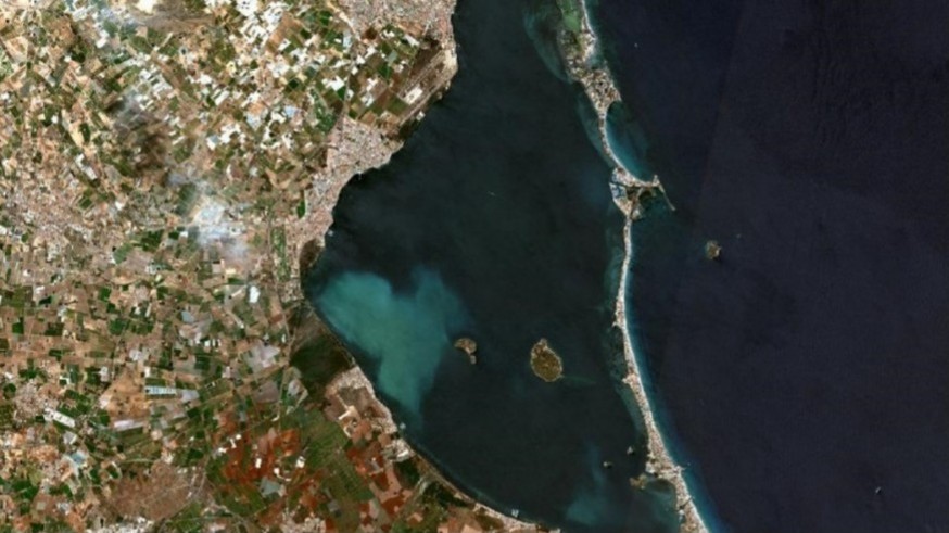 La mancha blanca del Mar Menor está compuesta por cristales de calcita 
