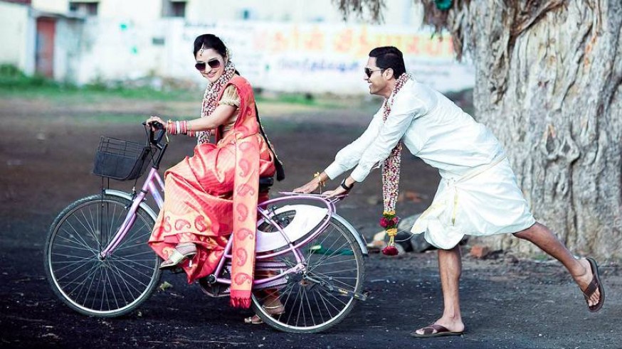 Pareja india con bicicleta