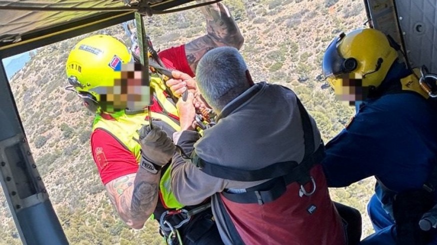 Los bomberos rescatan a un senderista de 70 años en las Paredes de Leiva