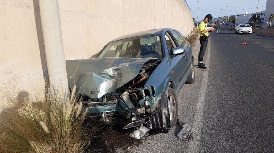 Herido un conductor al colisionar su vehículo con una farola en Murcia