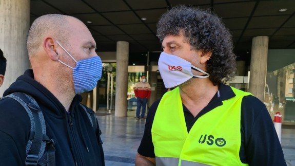 A la izquierda, Luigi Carinci, junto al presidente del comité de Empresa de Latbus