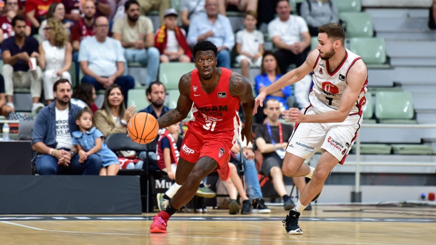 El UCAM Murcia se hace fuerte en el Palacio y doblega al Zaragoza (88-74)