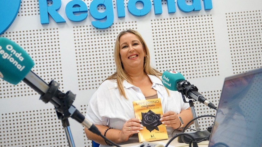 Entrando en profundidades. Erika Motos, enfermera de profesión y escritora por vocación, nos presenta su primera novela, 'Un camino cualquiera'