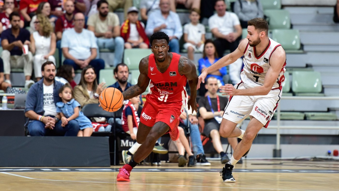 El UCAM Murcia se hace fuerte en el Palacio y doblega al Zaragoza (88-74)