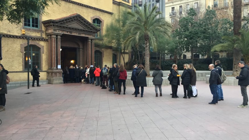 Colas para votar en un colegio de Barcelona