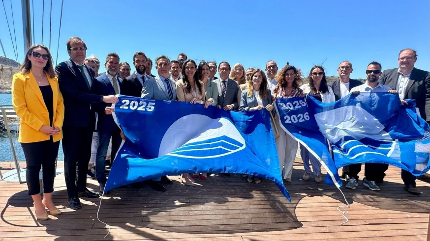 Entregadas las 36 banderas azules que ondearán este verano en la Región de Murcia 