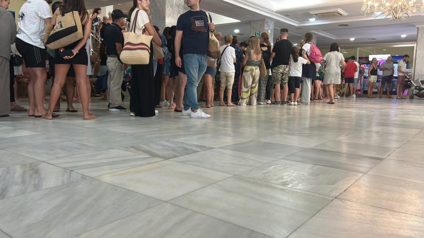 Los comerciantes de La Manga descartan que la crisis sanitaria del Cavanna vaya a afectar al turismo local