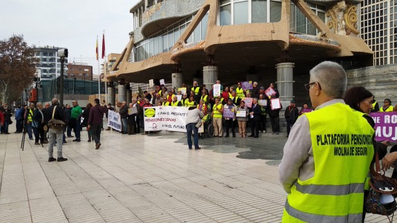 Protesta de los pensionistas frente a la Asamblea